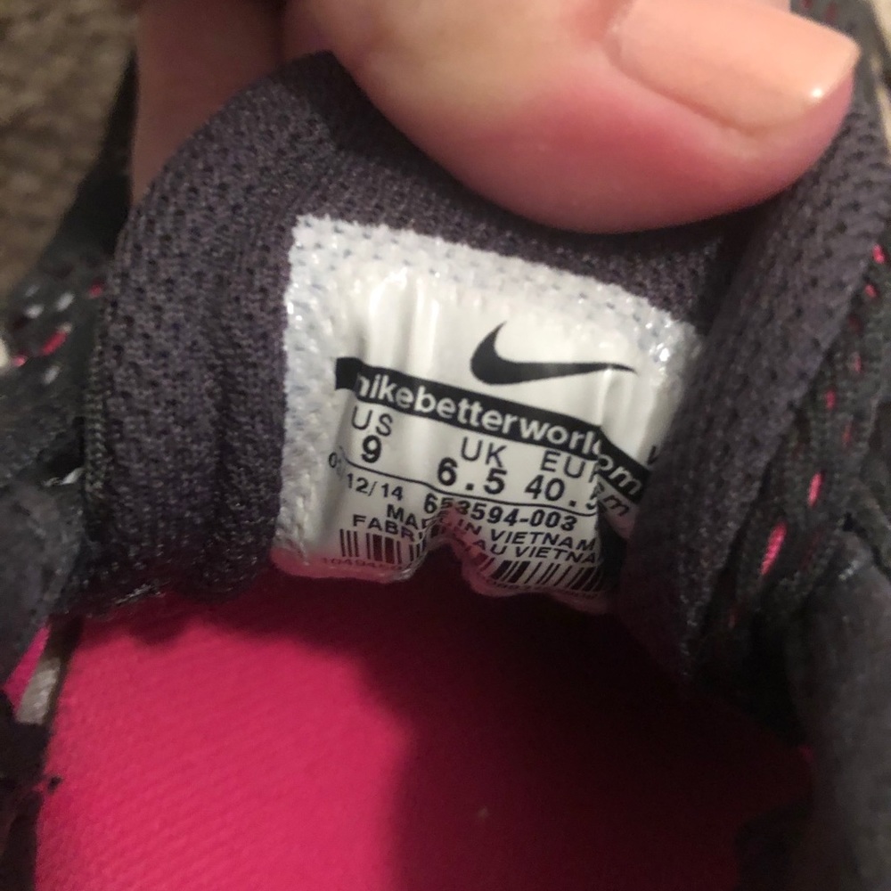 Nikes - Picture 3 of 6